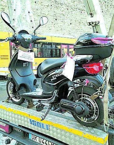 Sequestrate 11 vetture senza assicurazione Multe alle bici elettriche
