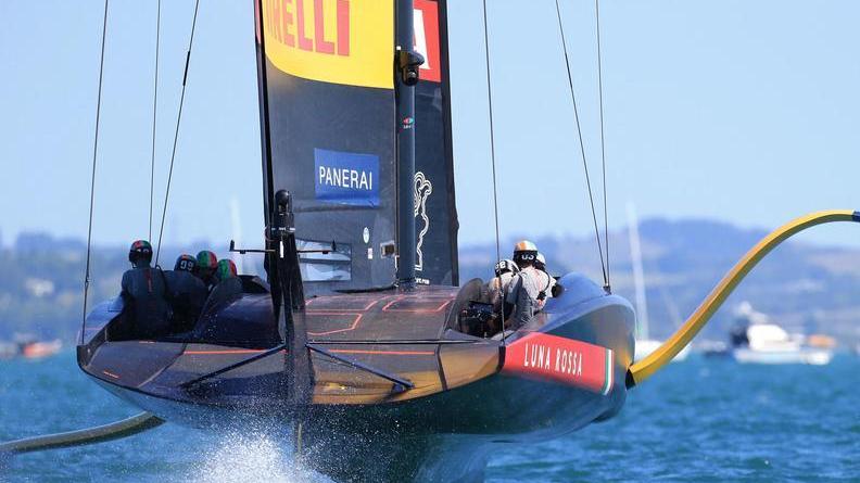 Coppa al cielo e brindisi per la squadra Prada Pirelli