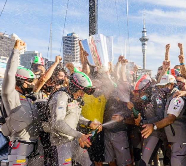 Coppa al cielo e brindisi per la squadra Prada Pirelli 