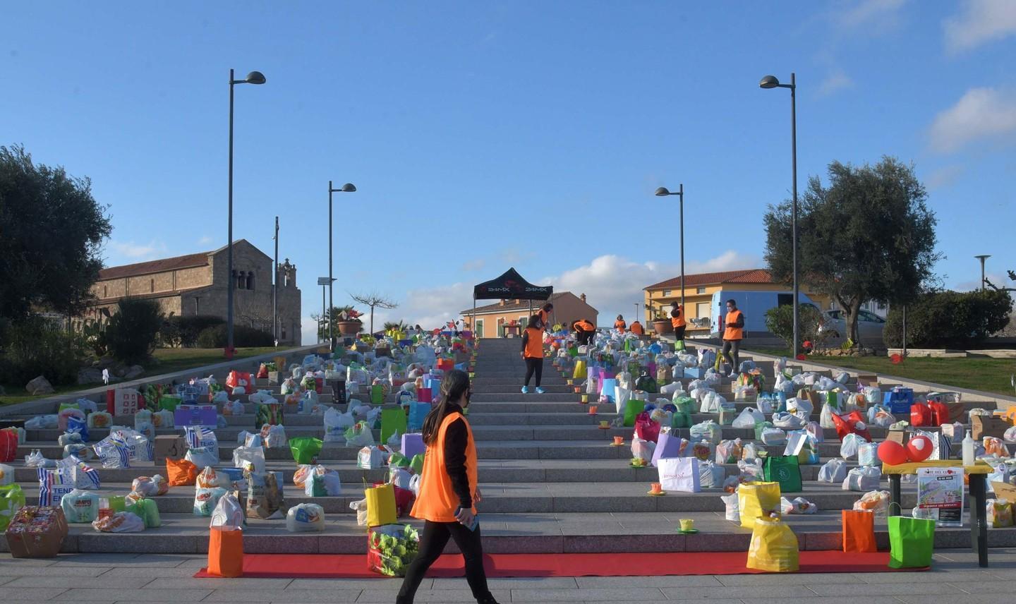 Sulla scalinata di San Simplicio la solidarietà per i bambini 