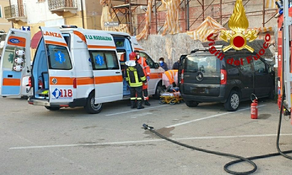 Auto finisce contro un ponteggio 