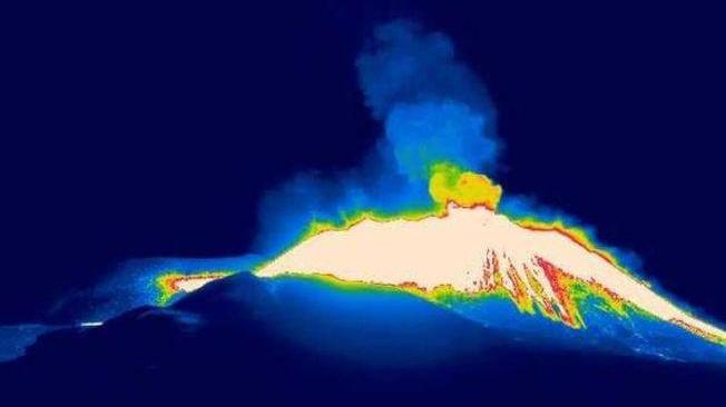 Etna: nuovo parossismo, fontane lava alte 1 km e nube cenere