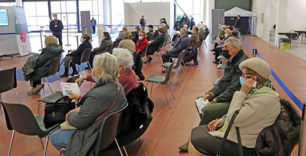 Vaccini in fiera, la carica dei 400 nonni: «Ho 91 anni e ho voglia di vivere» 