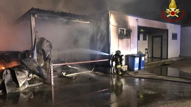 Incendio in porto Ancona: fiamme domate da Vvf all'1.30