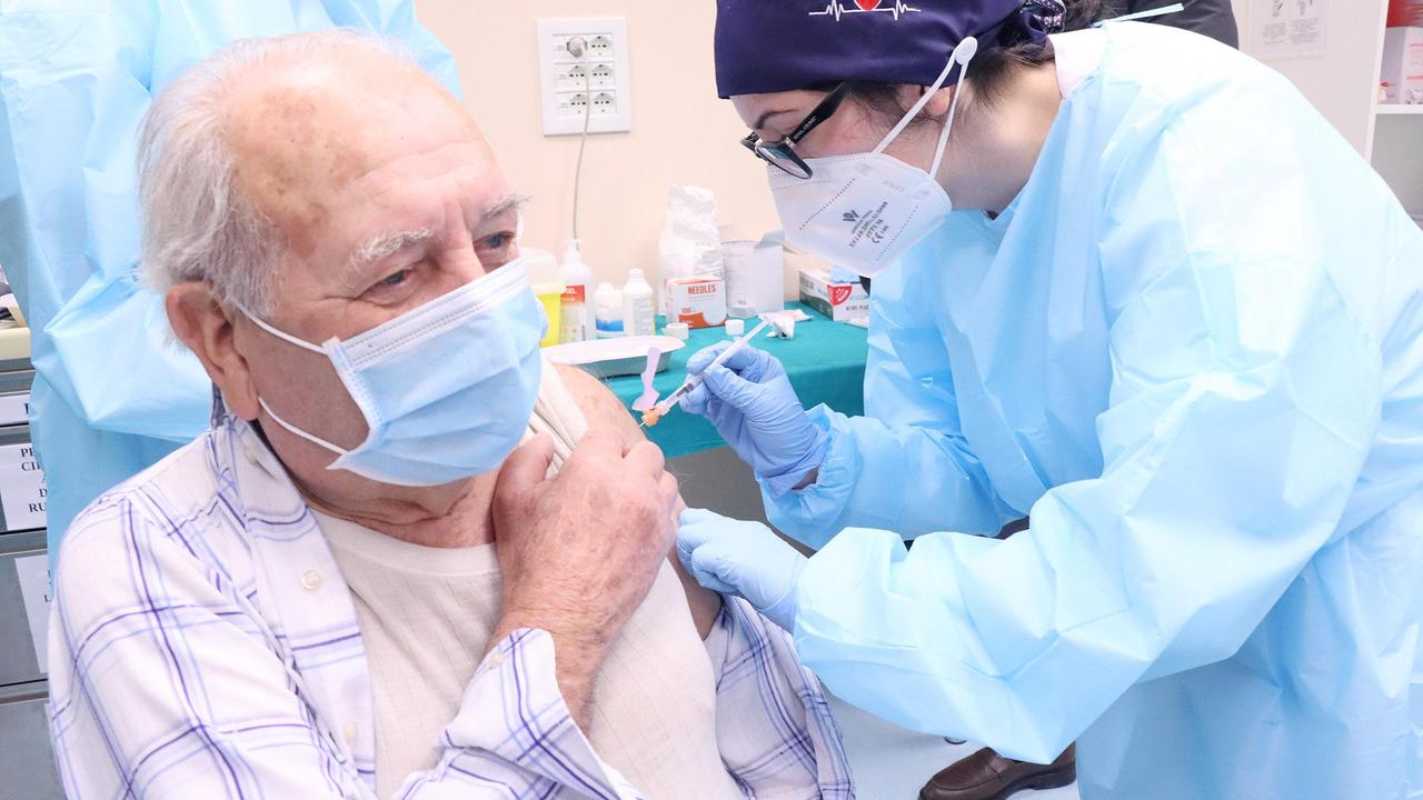 Vaccini anti-Covid anche agli avvocati: un medico su due inizia con gli ultraottantenni