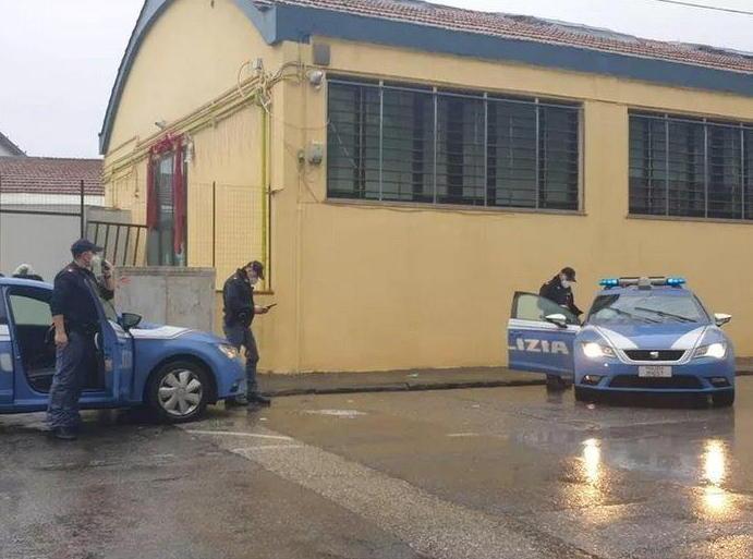 I controlli della polizia sul capannone di via Zipoli
