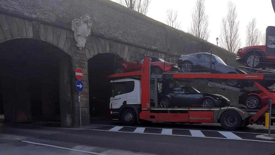 Un bilico che trasporta auto si ferma appena prima di entrare in porta S. Anna