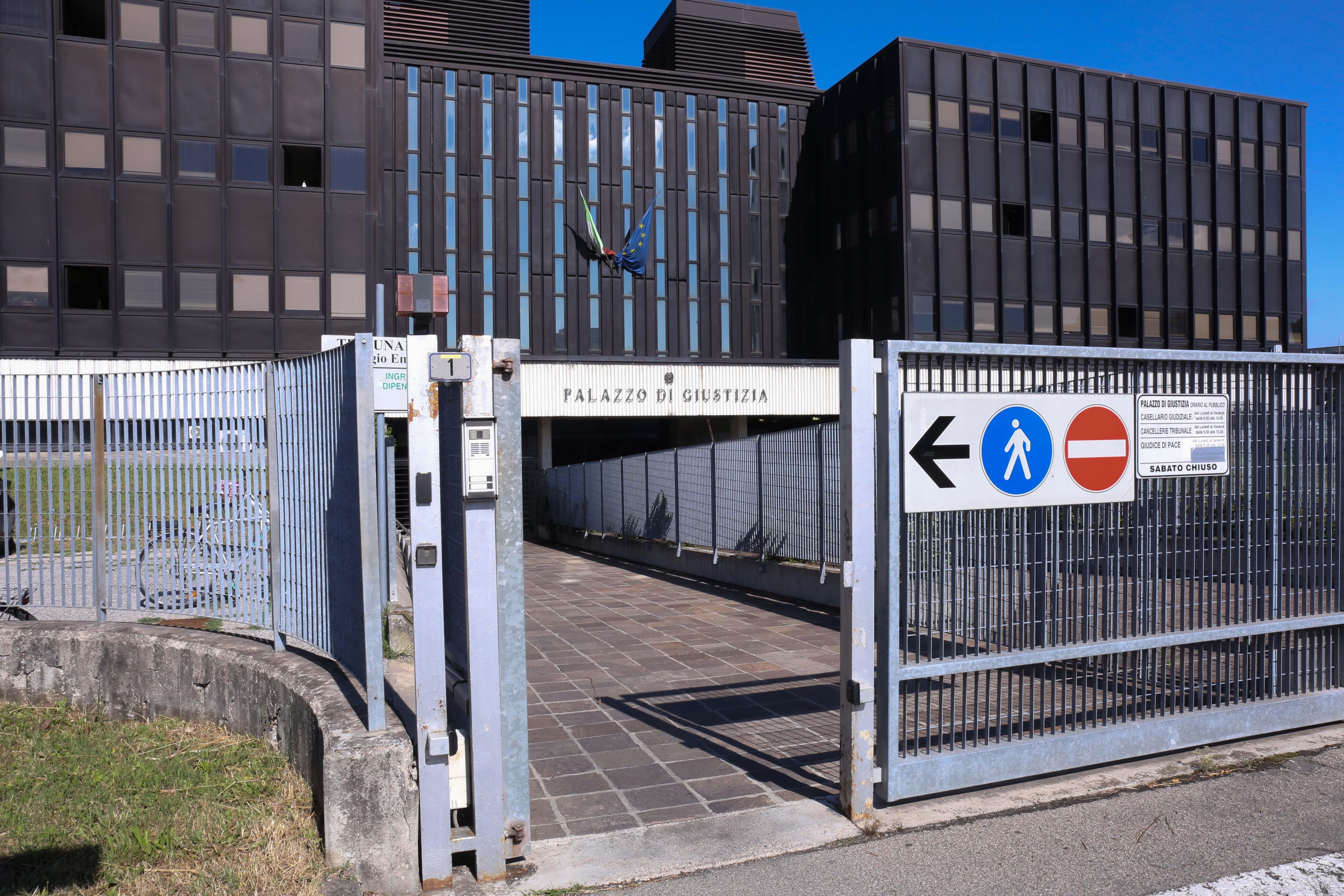 In tribunale con il coltello, denunciata una quarantenne