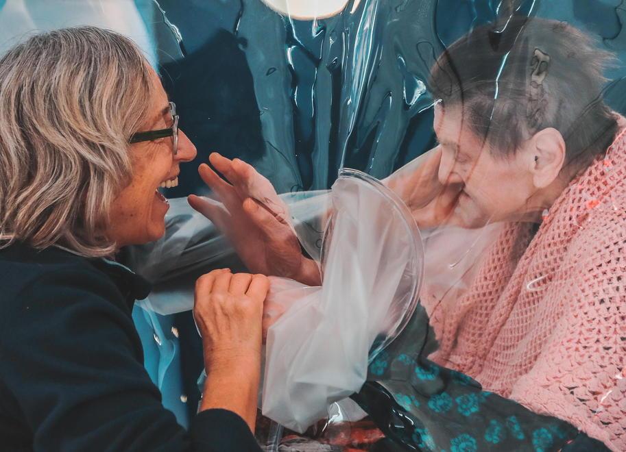 Finalmente gli abbracci, dopo cinque mesi l'incontro tra "nonni" e parenti nella Rsa di Livorno 