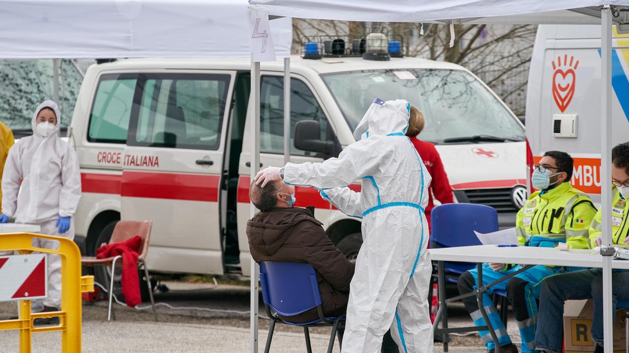 Screening gratuito contro il Covid alla popolazione di Capraia e Limite (foto Carlo Sestini)
