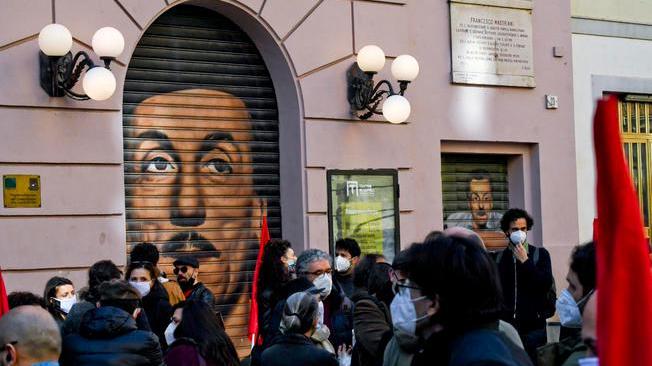++ Spettacolo protesta: lavoratori occupano strada a Napoli ++