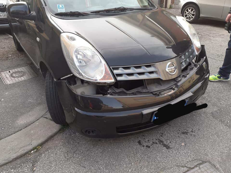 La Nissan Note danneggiata in via della Torretta