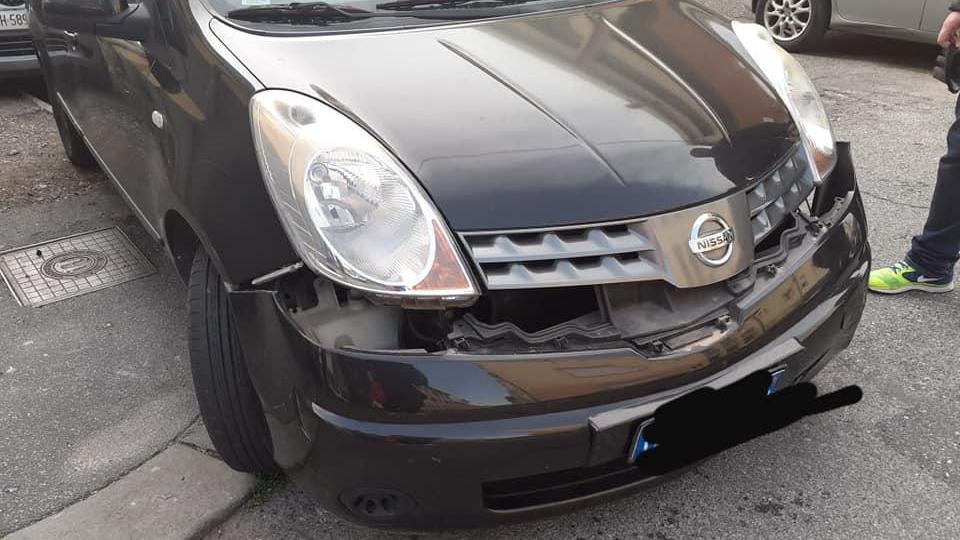 La Nissan Note danneggiata in via della Torretta