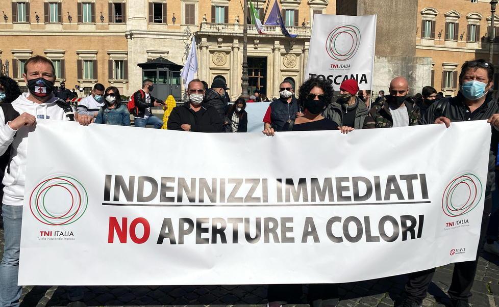 La protesta dei ristoratori livornesi a Montecitorio: «Aperti in arancione sia a pranzo che a cena» 
