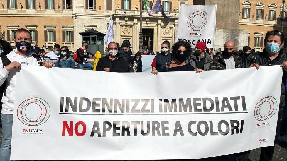 La protesta dei ristoratori livornesi a Montecitorio: «Aperti in arancione sia a pranzo che a cena»