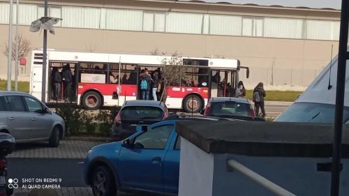 Un bus carico di studenti davanti a Palazzo blu