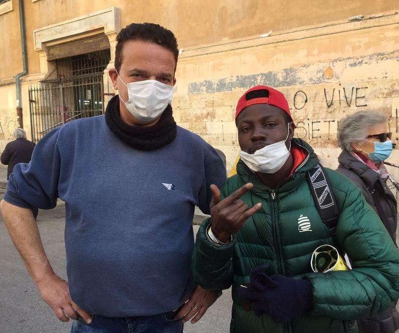Il commerciante di via Buontalenti Renzo Bueno, a sinistra, insieme a John Samoslo