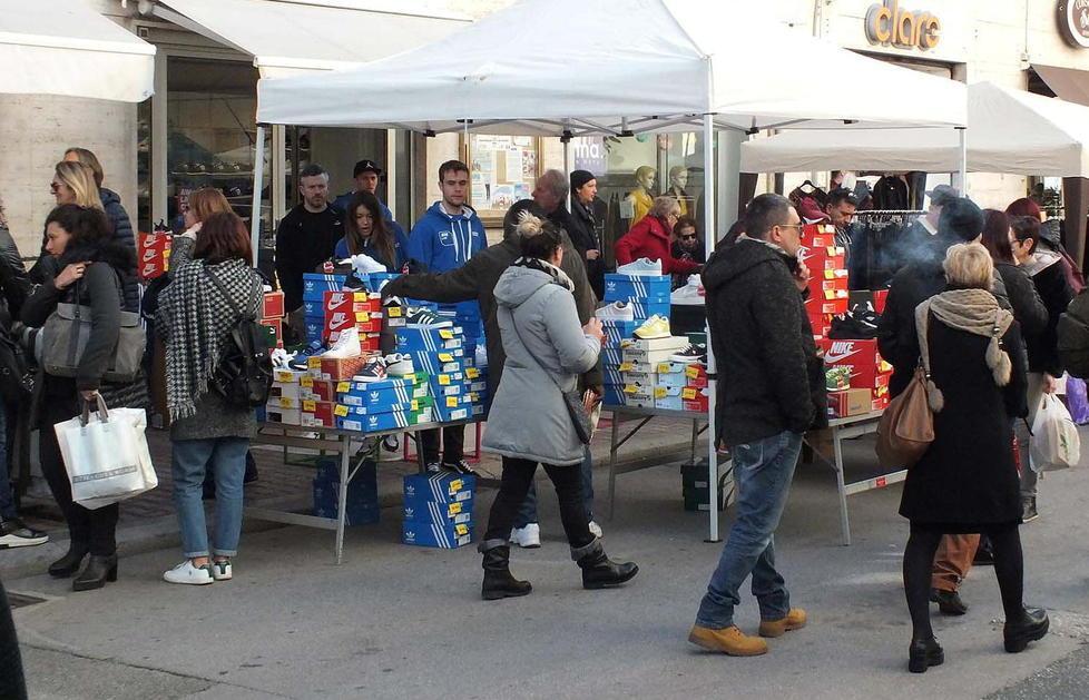 Lo Sbaracco nel weekend ma all’interno dei negozi 