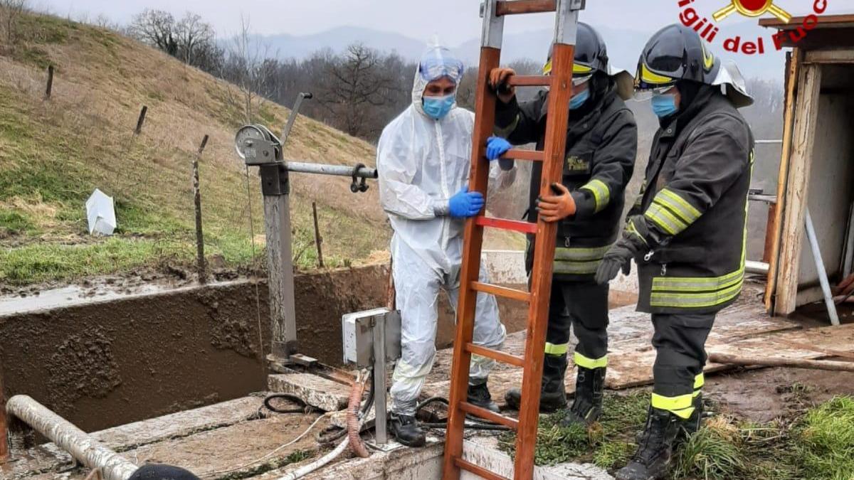 Carpineti, Lamberti caduto nel pozzo nero per il cedimento di una grata