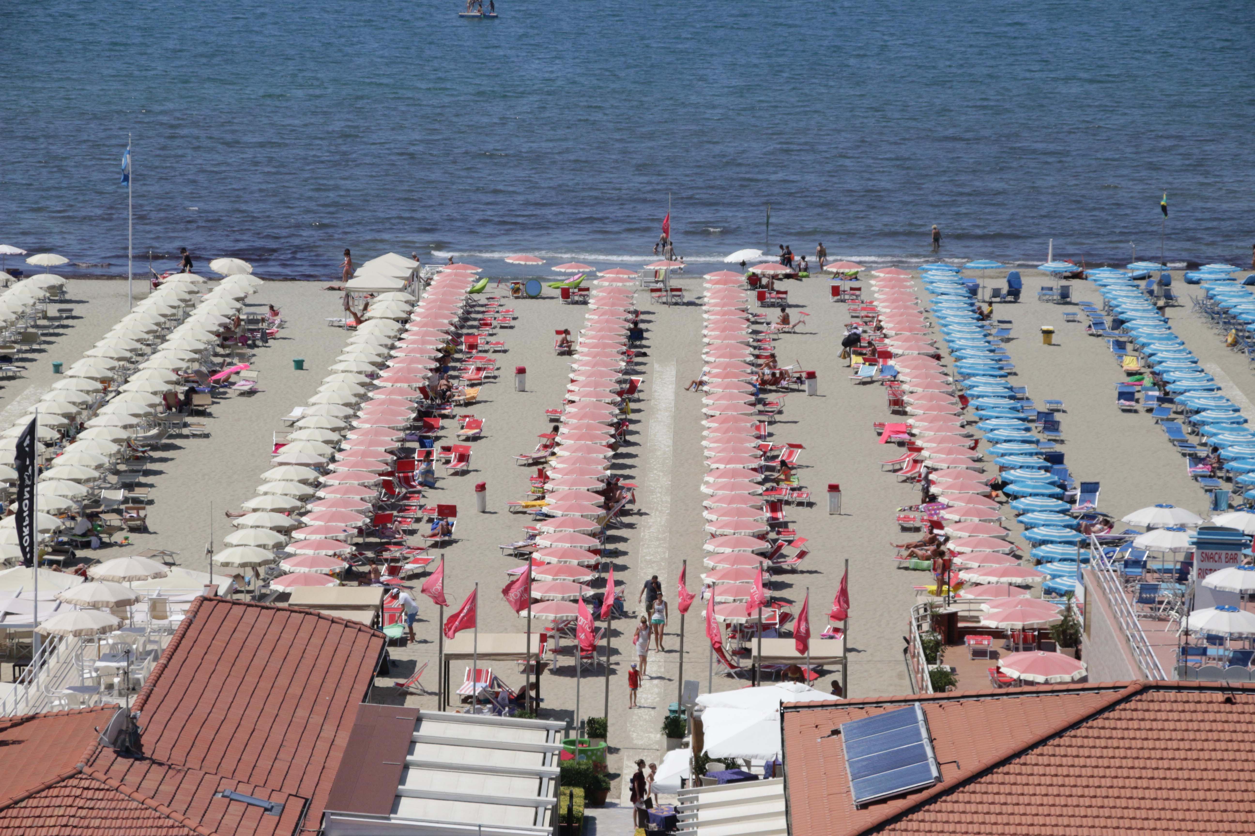 I balneari versiliesi: disposti a fare vaccinazioni sulle nostre spiagge 