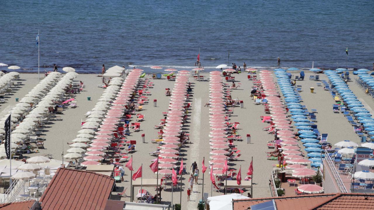 I balneari versiliesi: disposti a fare vaccinazioni sulle nostre spiagge