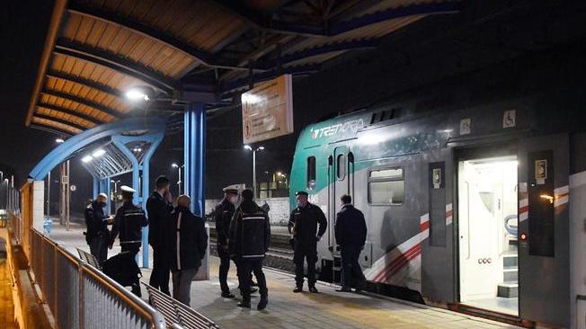 Urtato dal treno nel milanese, grave 13enne