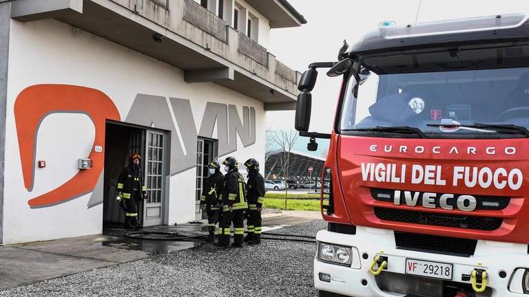 Incendio in laboratorio arrivano i pompieri