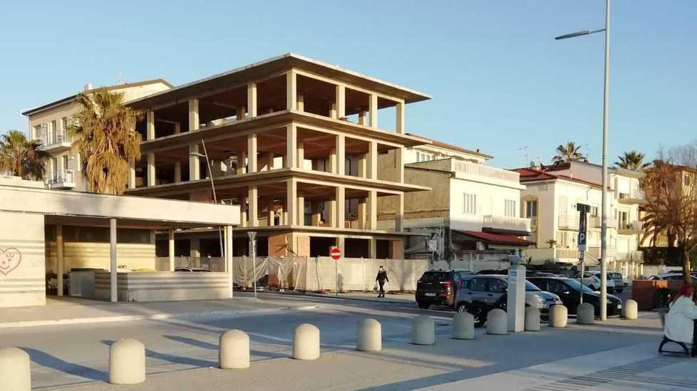 Cantiere abbandonato a Lido «O i lavori, o venga coperto» 