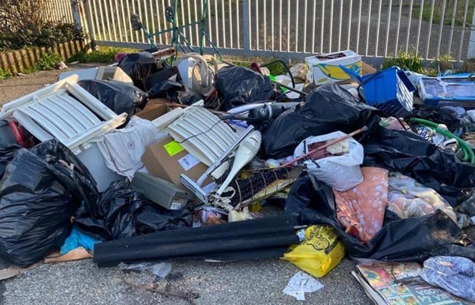 Discarica abusiva nella zona del Padule Il sindaco: «Maledetti» 