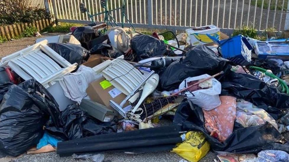 Discarica abusiva nella zona del Padule Il sindaco: «Maledetti»