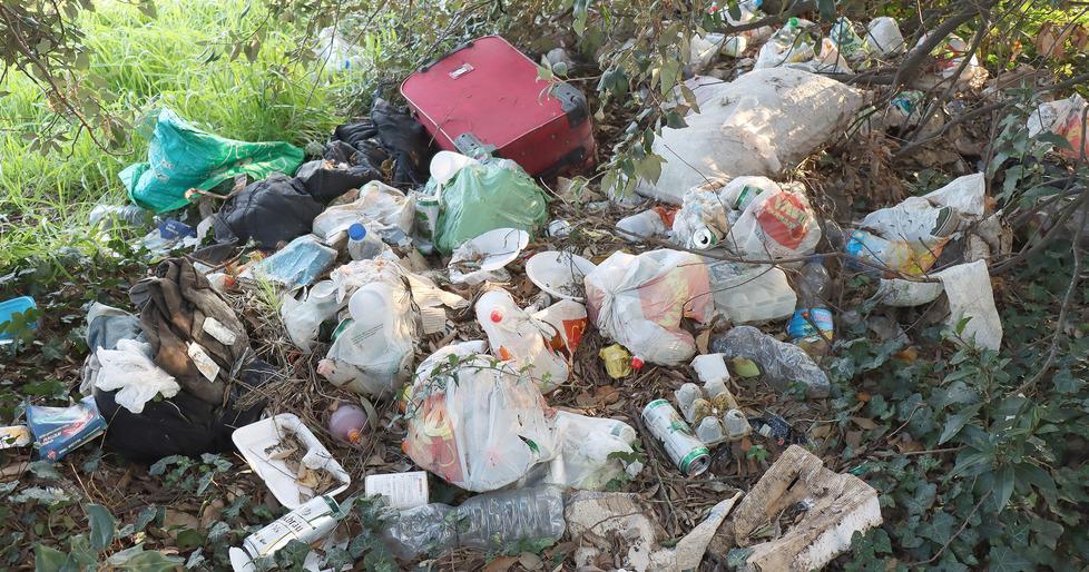 Rifiuti lasciati sulle Mura