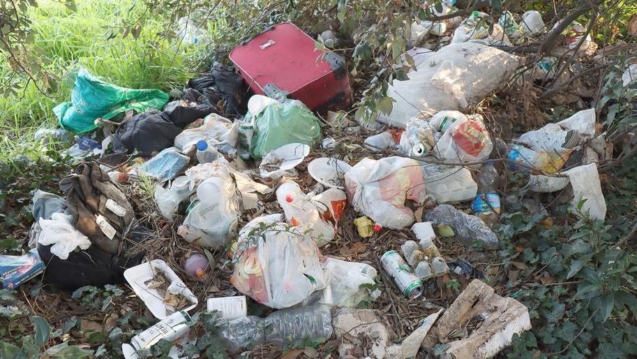 Rifiuti lasciati sulle Mura