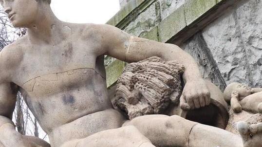 “Chirurgia plastica” alla statua del Po