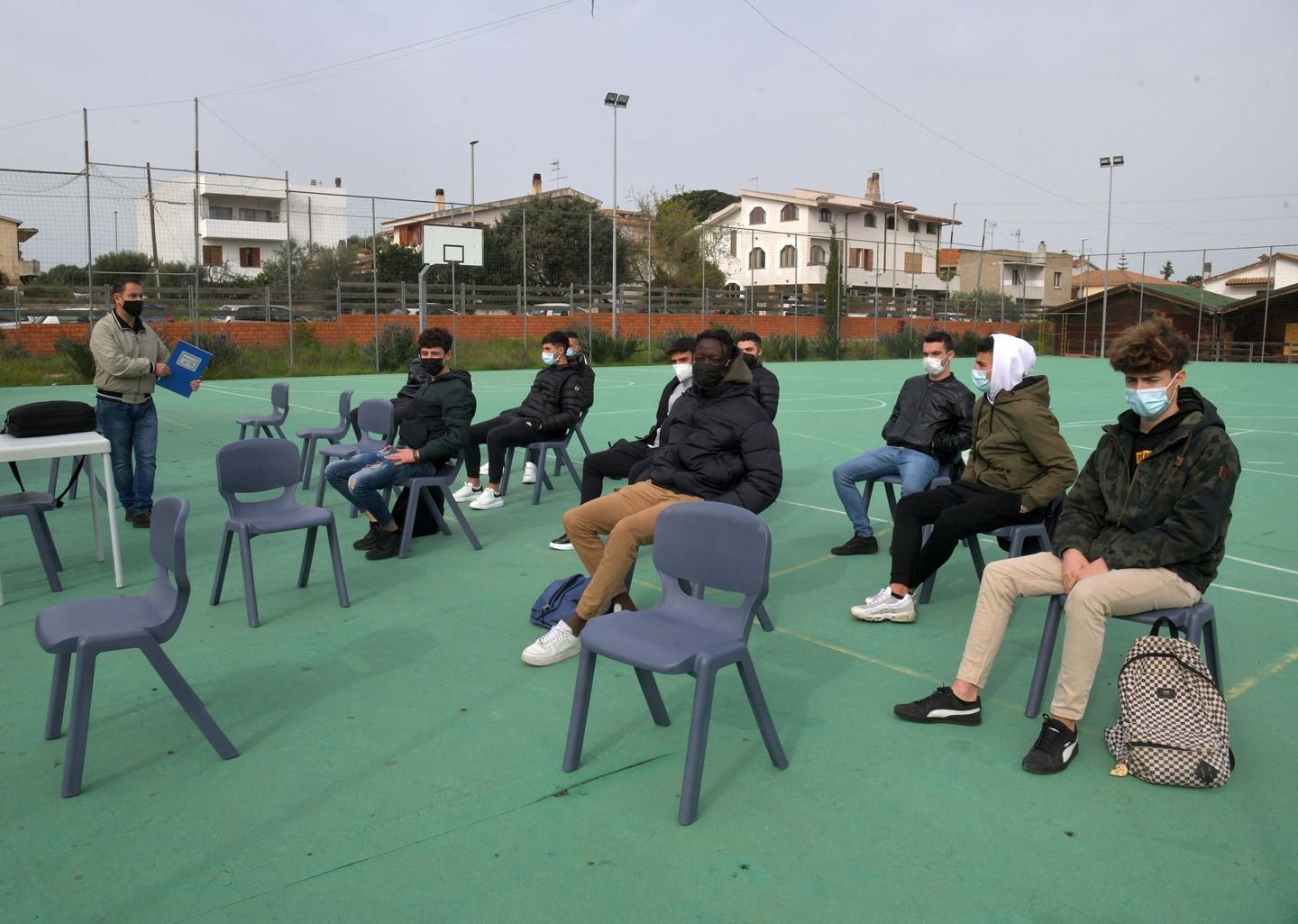 Tregua al Deffenu: 8 classi in aeroporto 