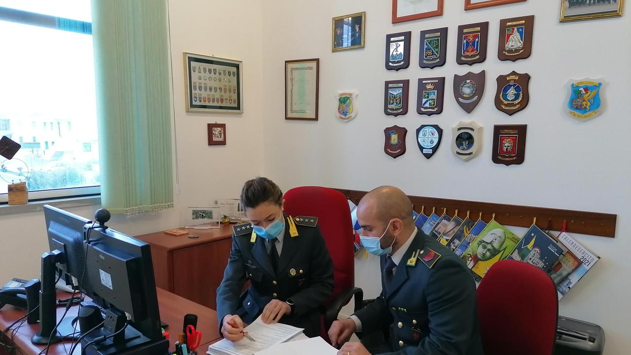 I finanzieri della tenenza di Cecina al lavoro, con a sinistra la capitana Elena Mariotti