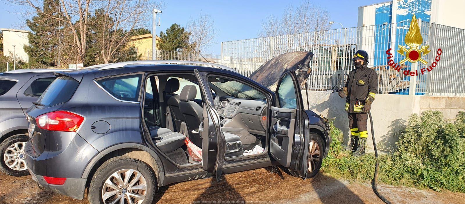 Paura a Olbia: mette in moto e l'auto si incendia