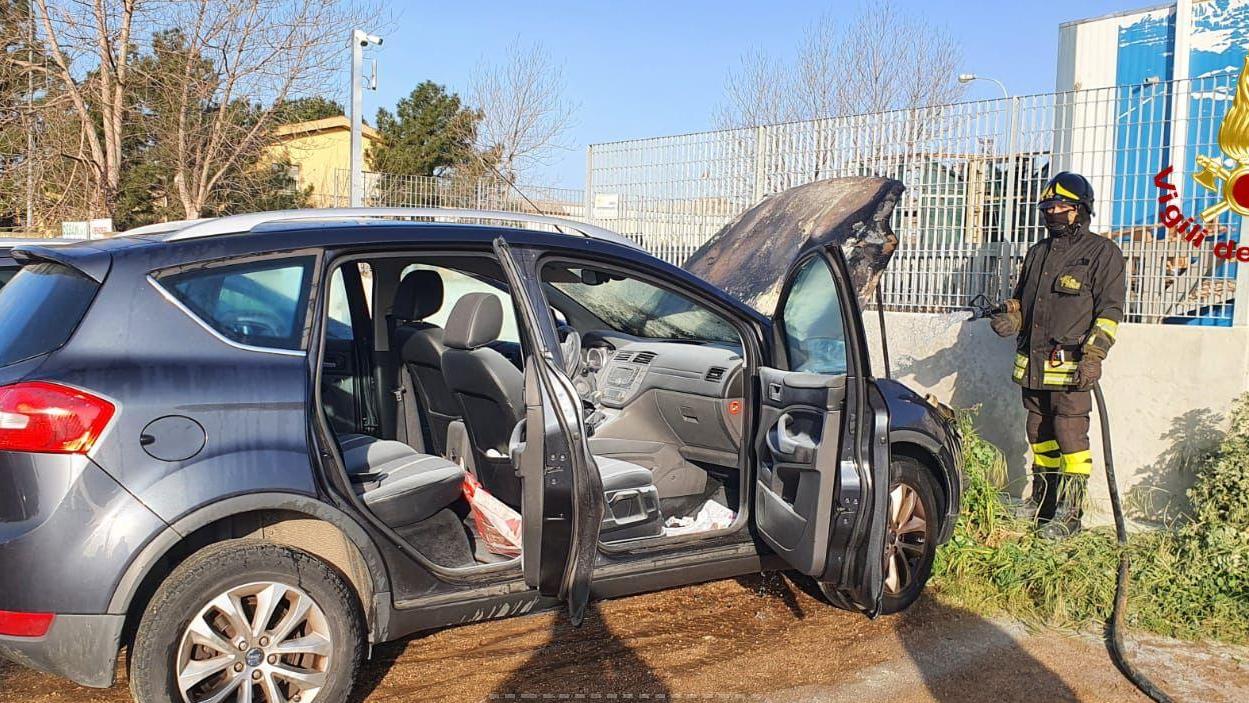 Paura a Olbia: mette in moto e l'auto si incendia