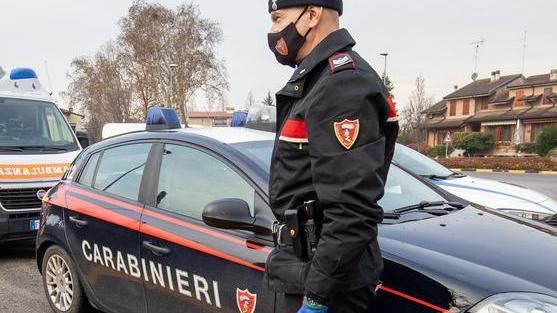 «Metti meglio la mascherina». E lui le sferra pugni in volto