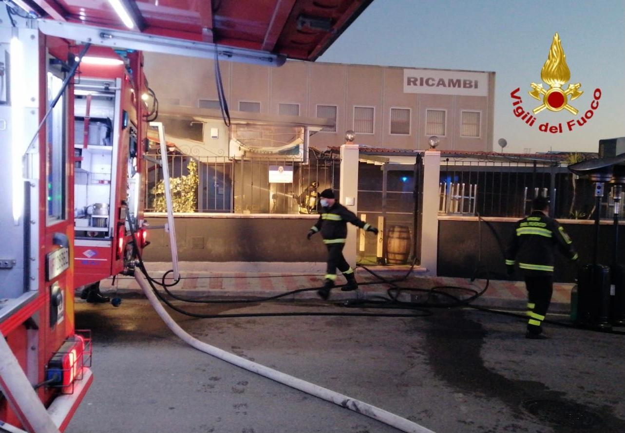 Il locale preso di mira dagli incendiari (foto Mario Rosas)