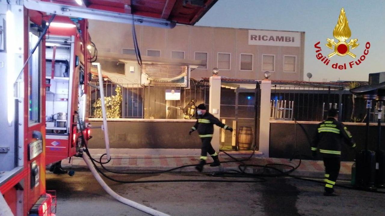 Il locale preso di mira dagli incendiari (foto Mario Rosas)