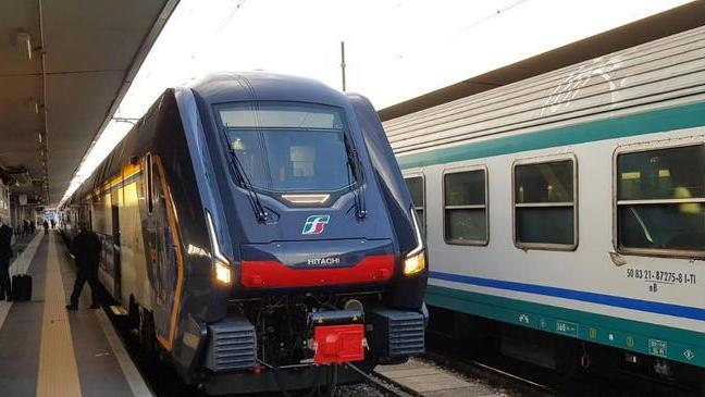 Un treno “Rock” a due piani in servizio per Trenitalia alla stazione ferroviaria di Pistoia