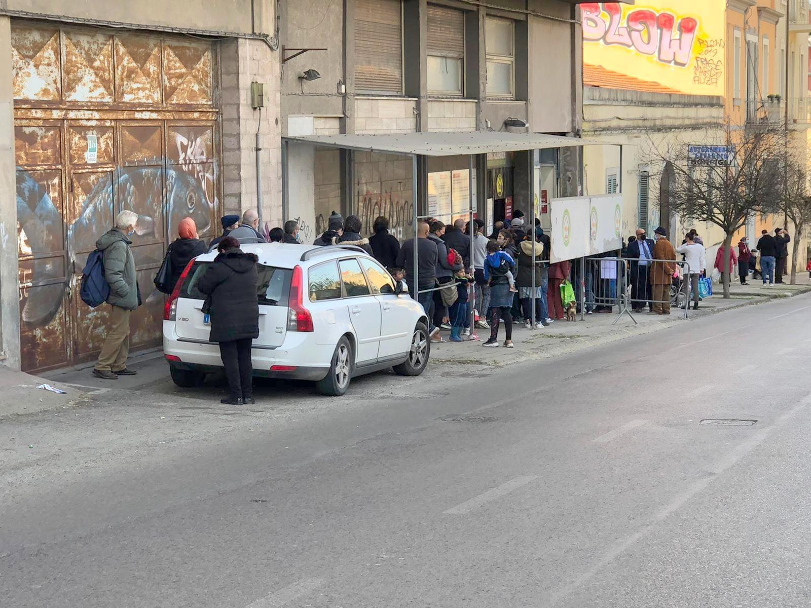 La fila quotidiana davanti alla Casa della Fraterna Solidarietà (foto Ivan Nuvoli)