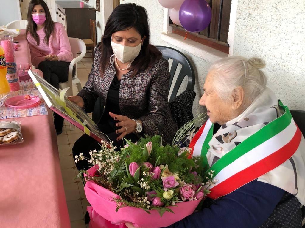 Luigia Collu con la sindaca di Pula Carla Medau