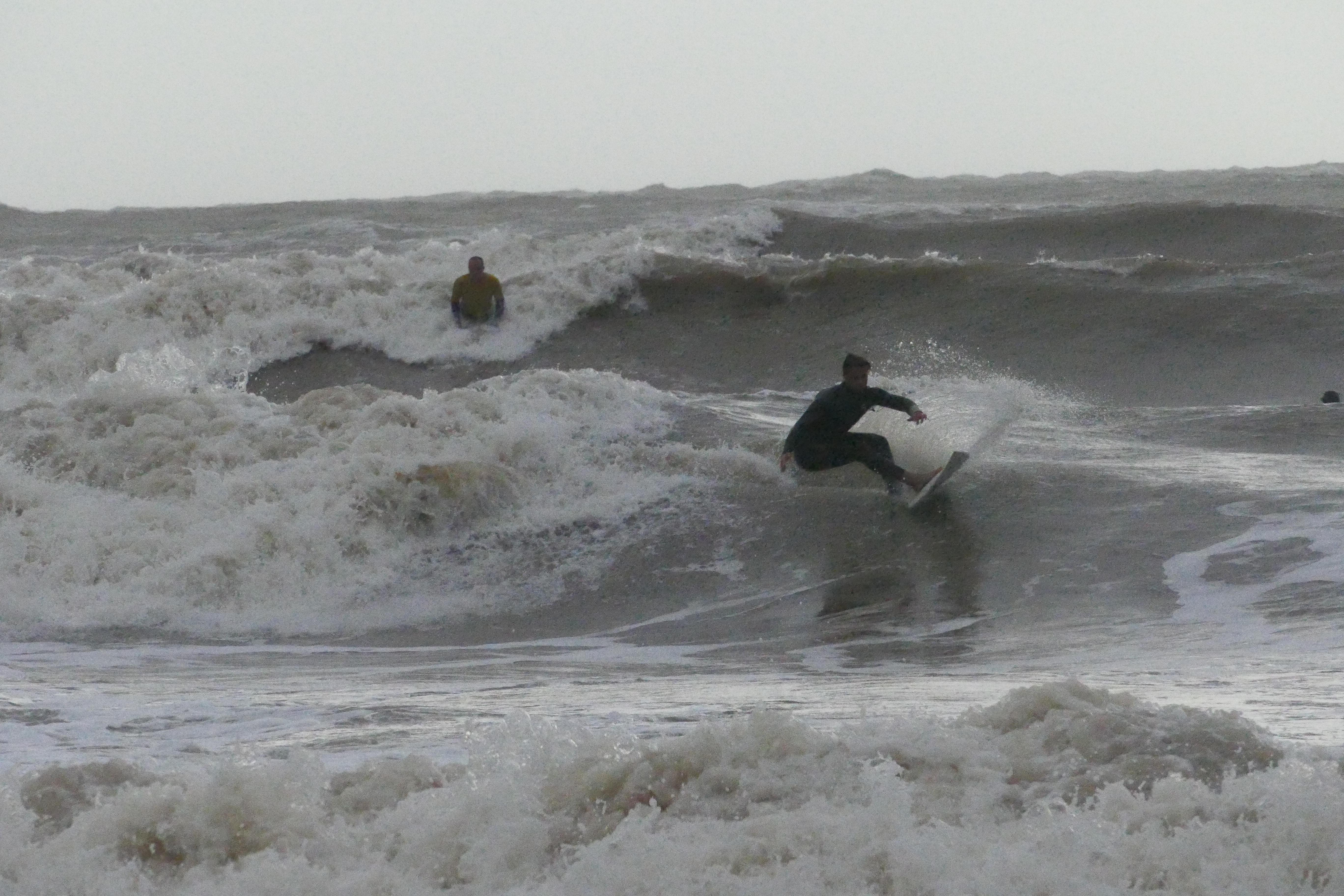 Surfisti ad Ansedonia in una foto d'archivio (foto Enzo Russo)