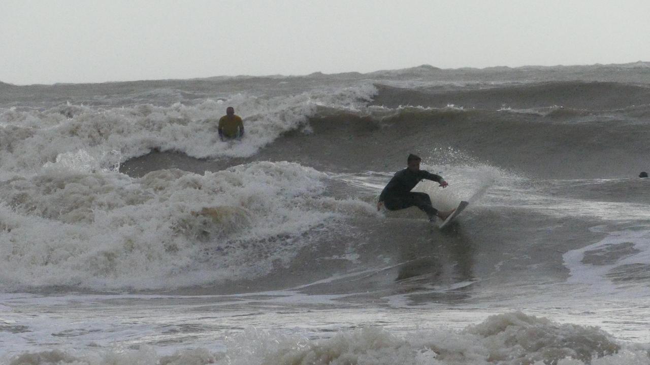 Surfisti ad Ansedonia in una foto d'archivio (foto Enzo Russo)
