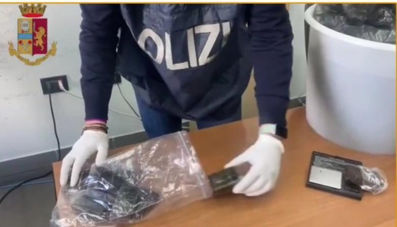 Sei chili di marijuana in casa, arrestati padre e figlio a Cagliari