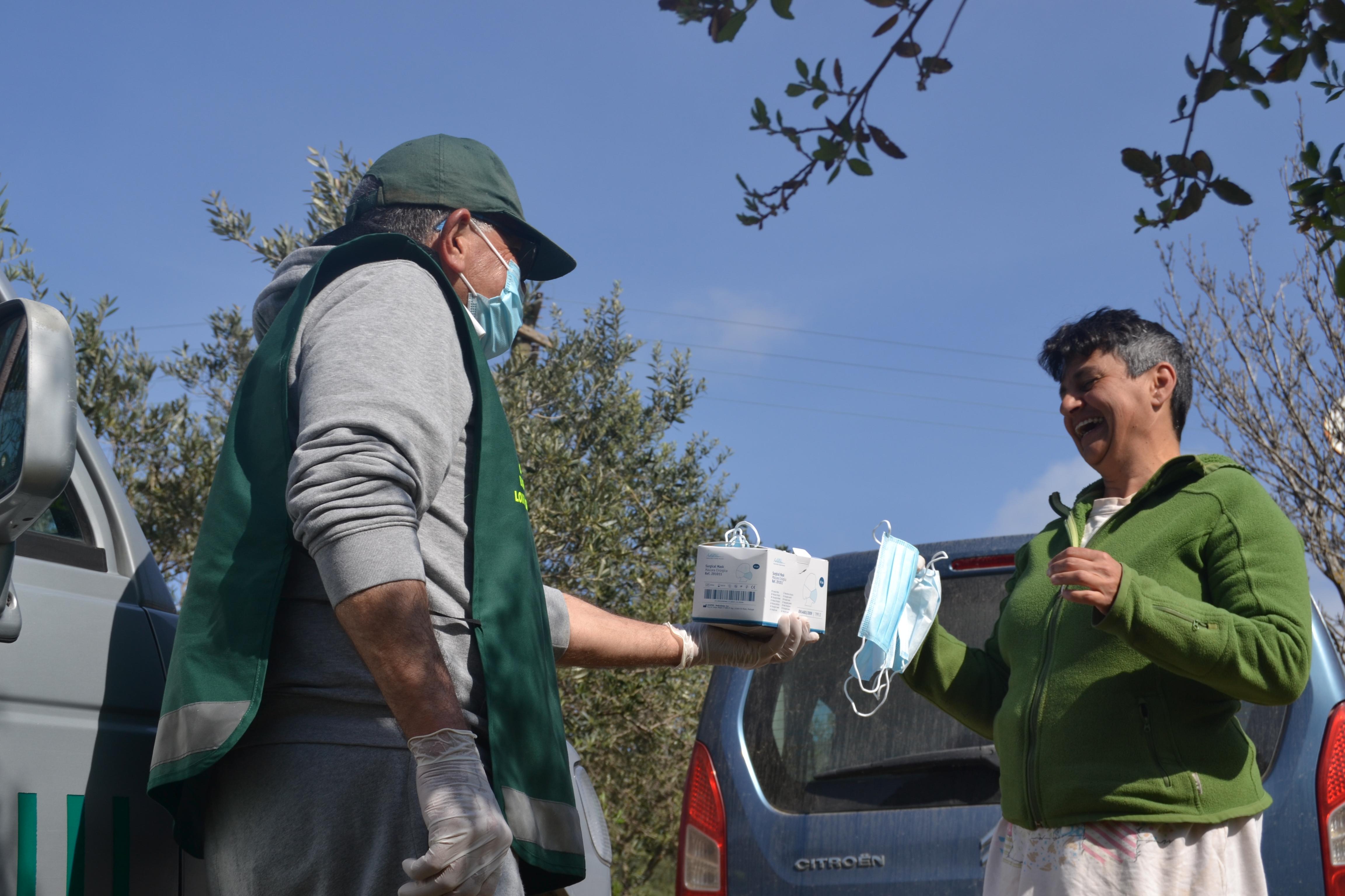 Consegna delle mascherine a Loiri Porto San Paolo durante il primo lockdown