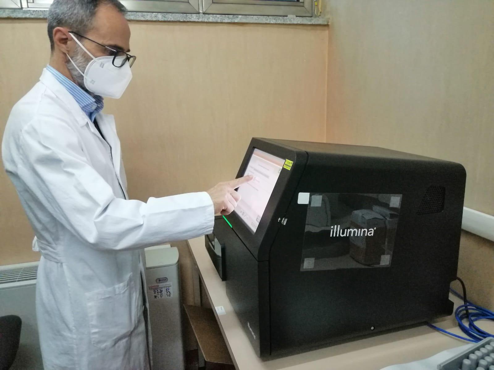 Il prof. Sergio Uzzau dell'Aou di Sassari e il macchinario donato dalla Fondazione Dinamo