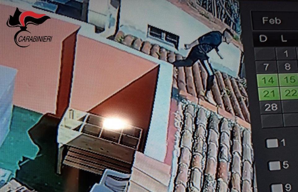 Olbia, scappano sui tetti per evitare i carabinieri ma vengono arrestati
