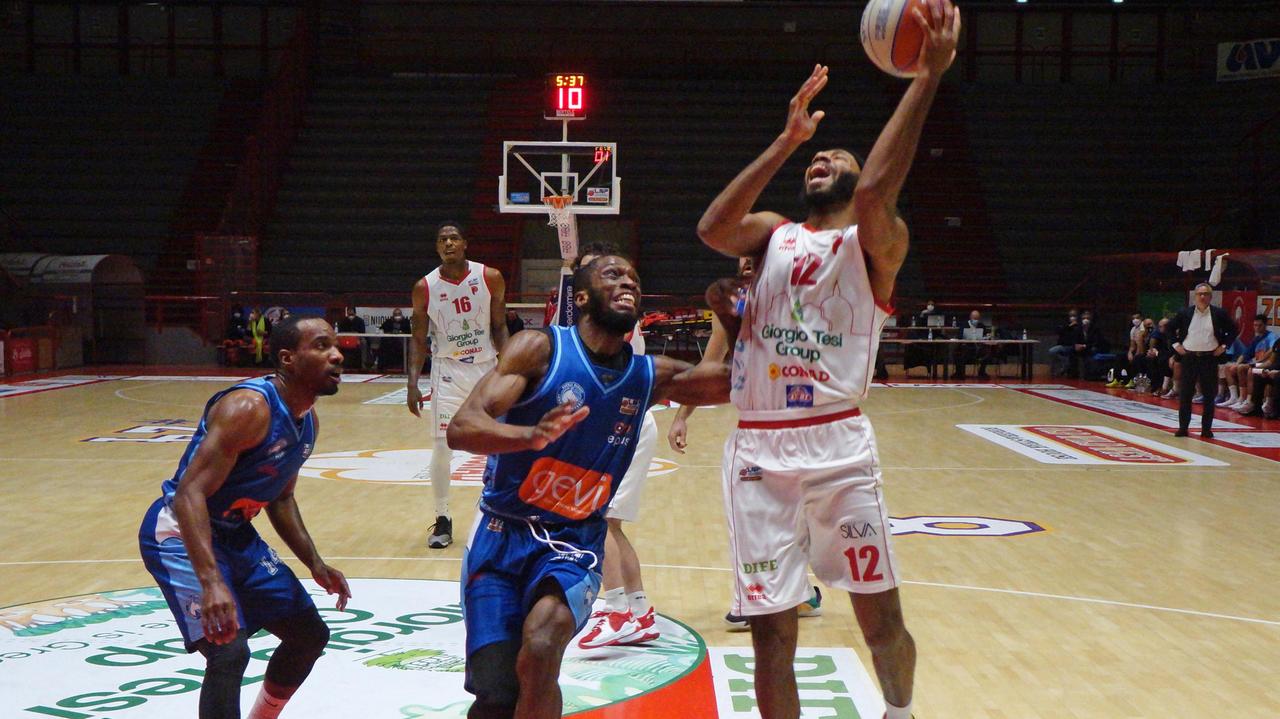 Fletcher in azione contro Napoli al PalaCarrara (Foto Gori)